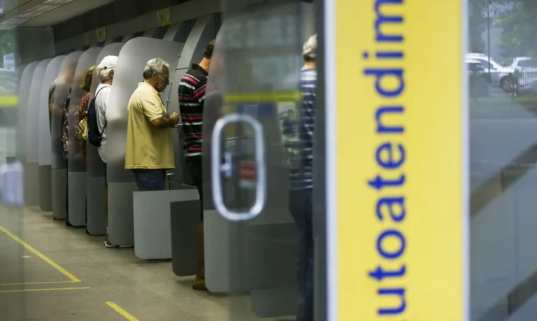 veja como fica o expediente bancário nos dias de folia