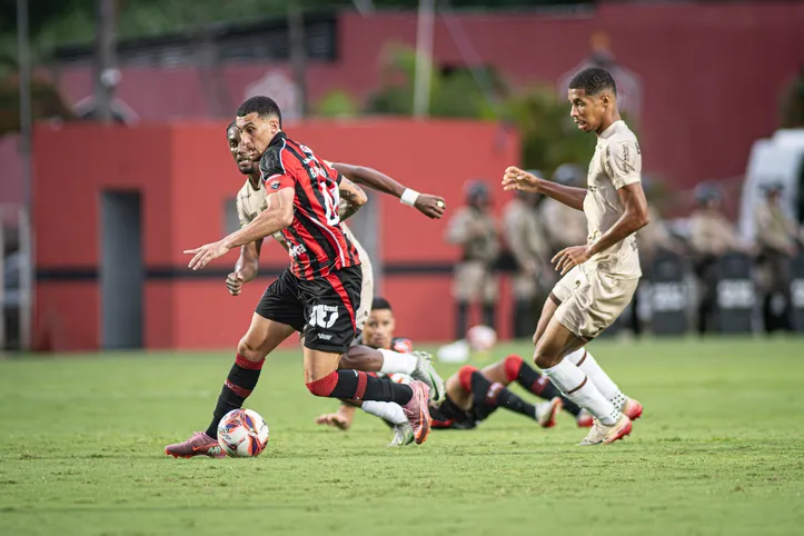 Vitória e Jacuipense pela semifinal do Baianão