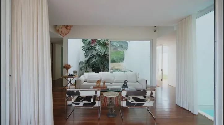 Imagem ilustrativa da imagem Com banheira ao ar livre, ex-Globo vive em casa avaliada em até R$ 8 milhões