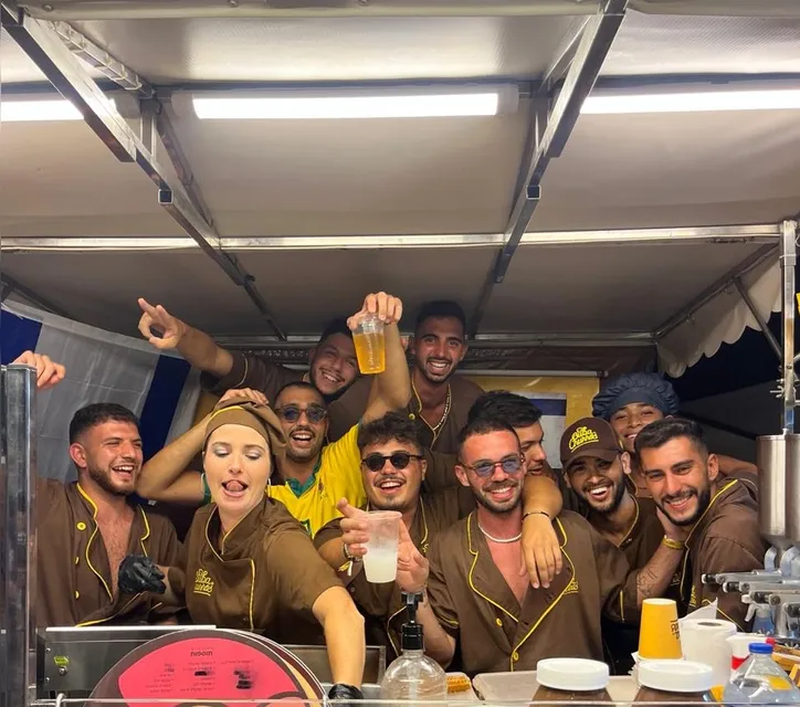 Israelenses vestidos com a farda da empresa de Alessandro para curtir o Carnaval