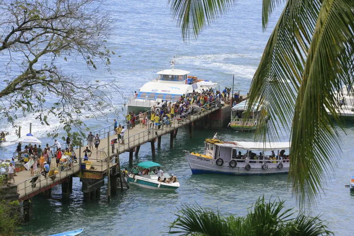 Turistas chegando a Morro de São Paulo, na Bahia