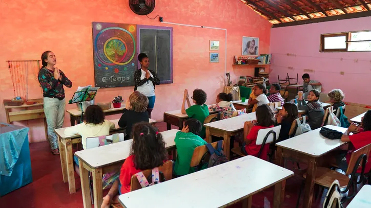 Além do currículo regular, a escola foca em atividades práticas e artísticas