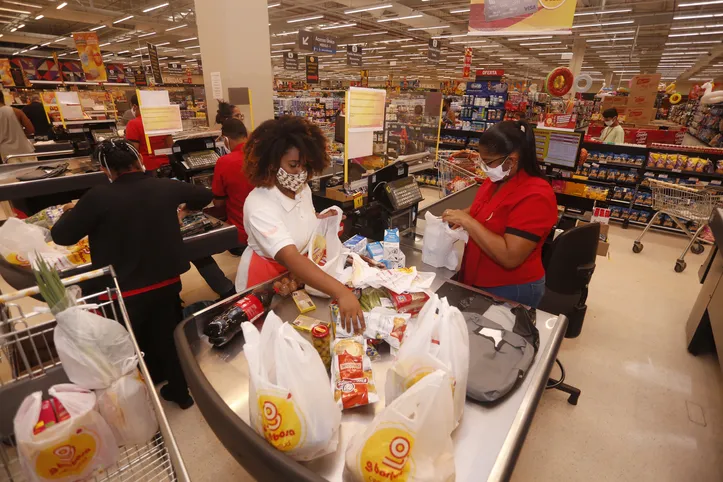 Clientes fazendo compras no supermercado
