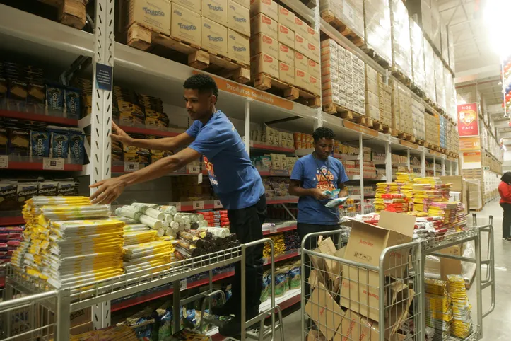 Clientes fazendo compras no supermercado