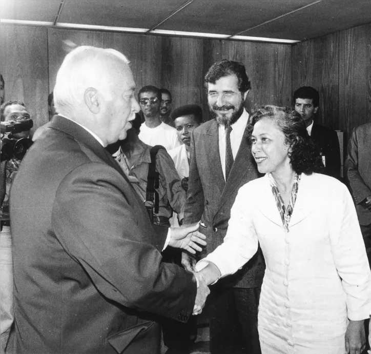 O governador ACM cumprimenta a prefeita de Salvador, Lídice da Mata