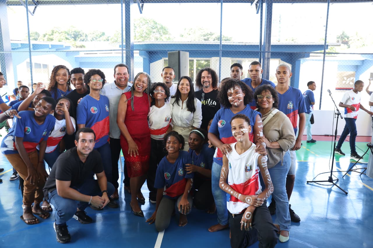 Governo da Bahia investe R$ 20 milhões e entrega dois colégios em Salvador