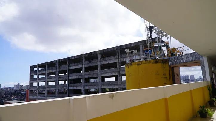 Da varanda da Politécnica se vê a obra do prédio anexo, à espera de uma definição.