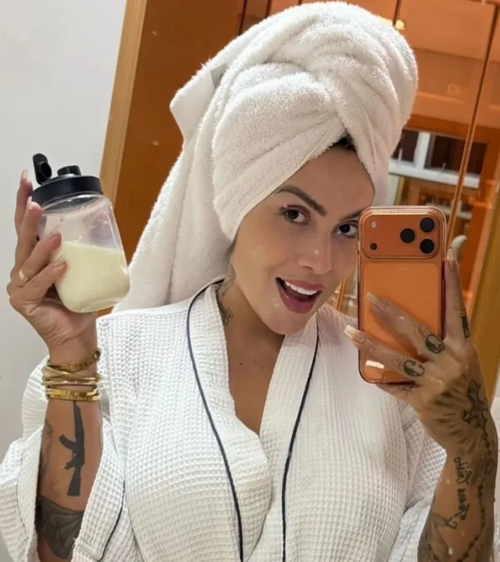 Juju Ferrari posando na web com seu leite materno