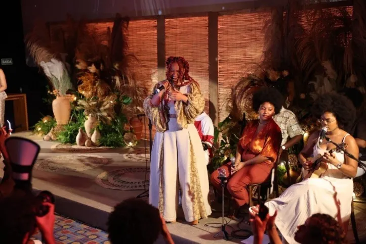 Larissa Luz, uma das homenageadas da noite, canta ‘A Carne’ com Samba de Pretas