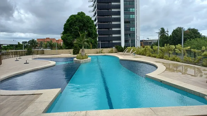 Economia na conta de energia permitiu instalar sistema de aquecimento na piscina externa do condomínio Ville de Lyon, em Feira de Santana.