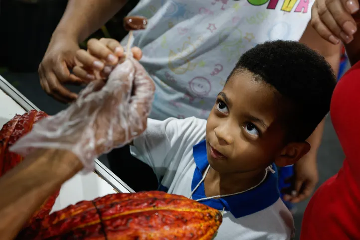 Crianças degustam petiscos de chocolate no Estande da CEPLAC, localizado no Pavilhão do Governo