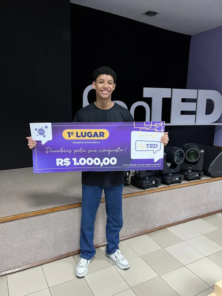 Eduardo ganhando o prêmio do TEDTalks