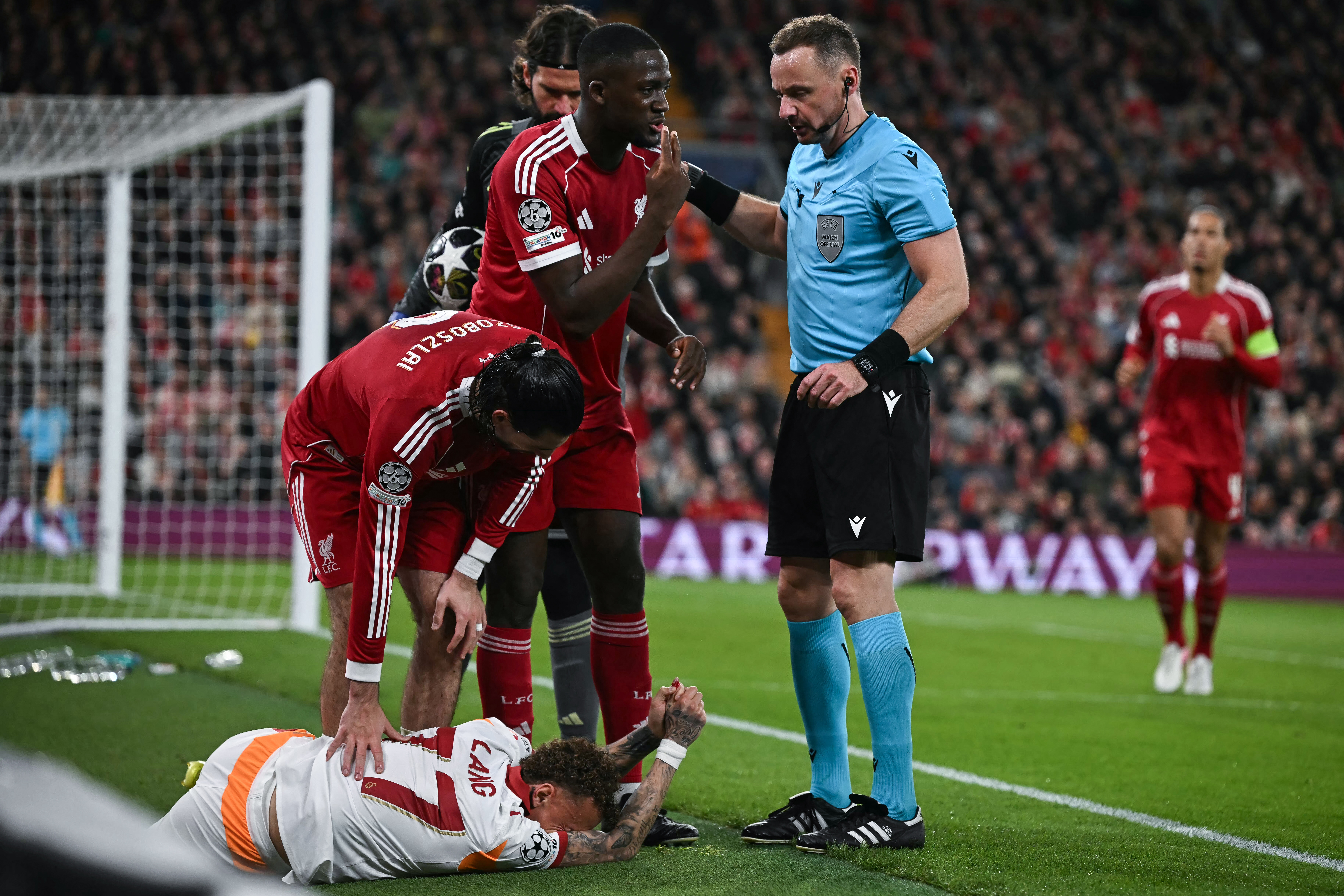 Jogador sofre acidente e quase perde dedo na Champions League; confira