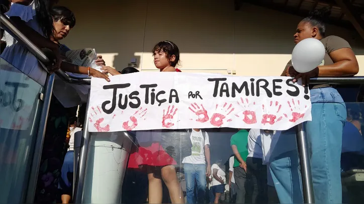 Imagem ilustrativa da imagem Justiça por Thamiris: multidão, protesto e cortejo marcam sepultamento em Salvador