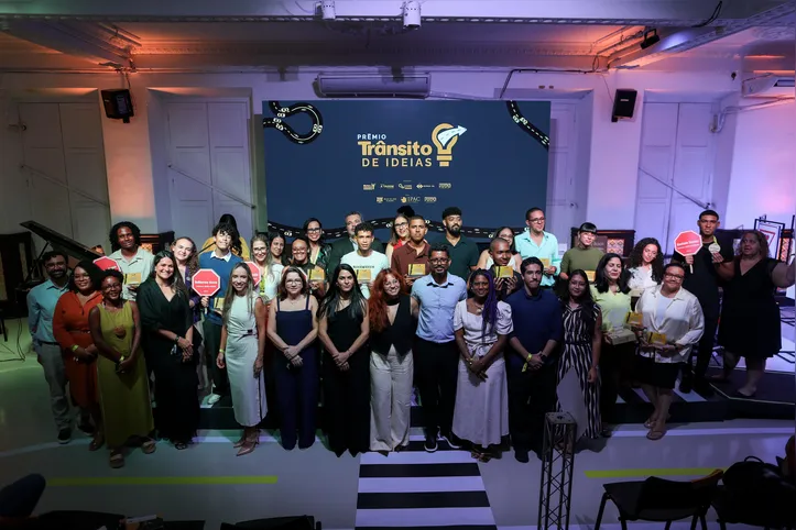 Finalistas e equipe A TARDE Educação