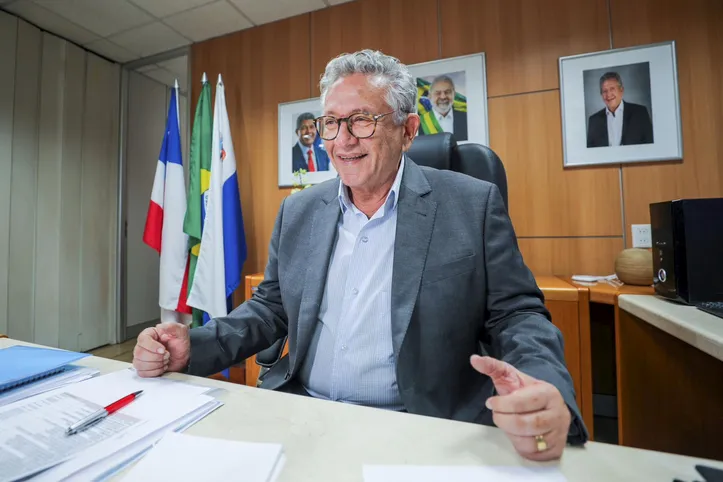 CADERNO MUNICIPIOS MARÇO 2026
Município da Região Metropolitana de Salvador, Camaçari tem o segundo maior Produto Interno Bruto (PIB) da Bahia, somando R$ 27,419 bilhões, em 2023. Do Valor Agregado Bruto (VAB) gerado naquele ano, 60,5% estão diretamente relacionados à produção industrial, que é a principal atividade econômica local.
NA FOTO: prefeito de Camaçari, Luiz Caetano
FOTO Divulgação