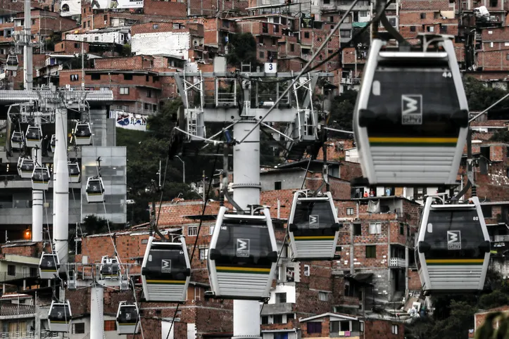 Vista do sistema de teleférico do bairro Comuna 13 em Medellín, quqe serviu de modelo para a Prefeitura de Salvador.