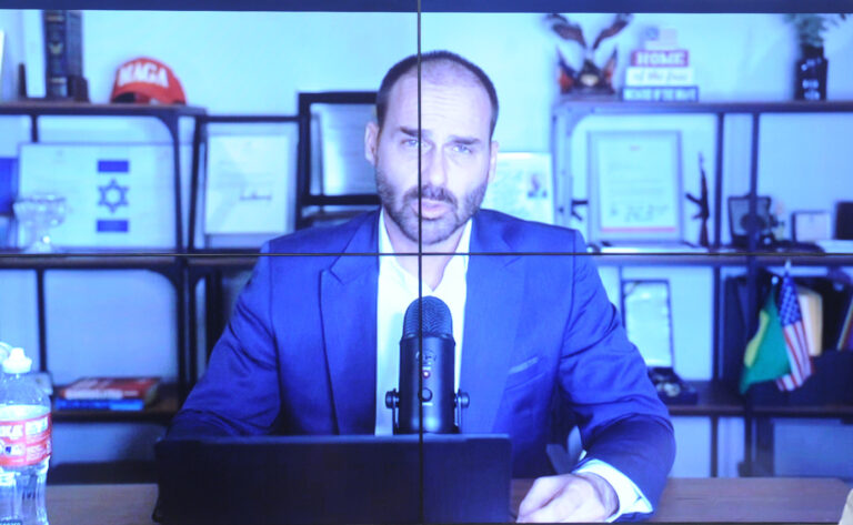 Moraes dá prazo a Bolsonaro para explicar polêmica com Eduardo nos EUA