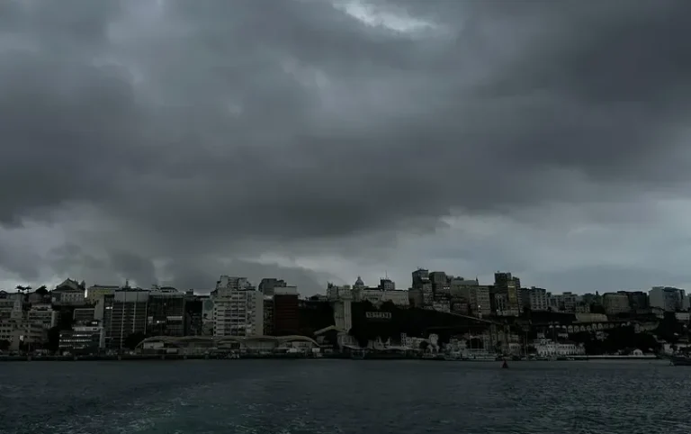 Salvador deve seguir com mau tempo em abril
