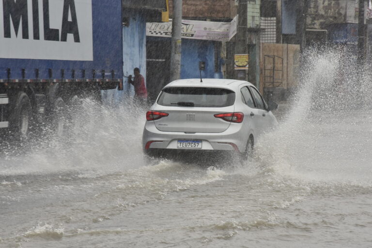 Chuvas intensas colocam mais de 200 cidades da Bahia em alerta; saiba quais