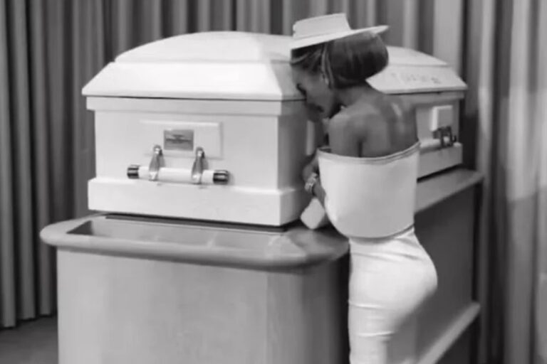 Influenciadora causa revolta ao posar sorrindo ao lado do caixão da filha