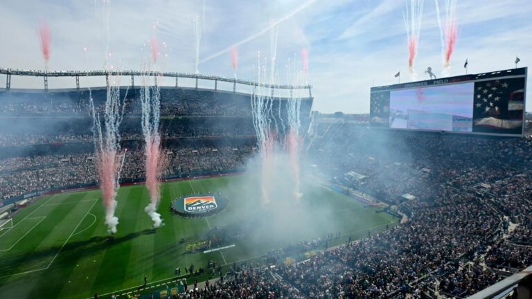 Time recém-criado quebra recorde e lota estádio com futebol feminino
