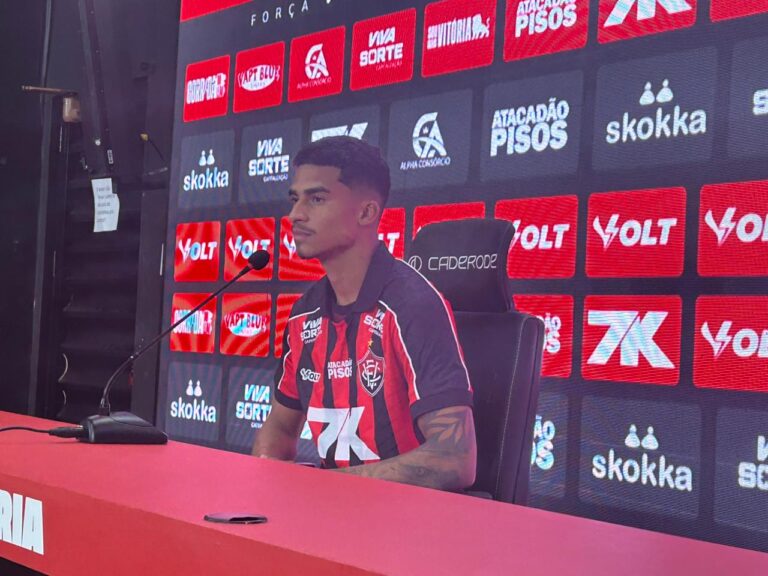 Atacante móvel e pronto pra estrear: Vitória apresenta Renê