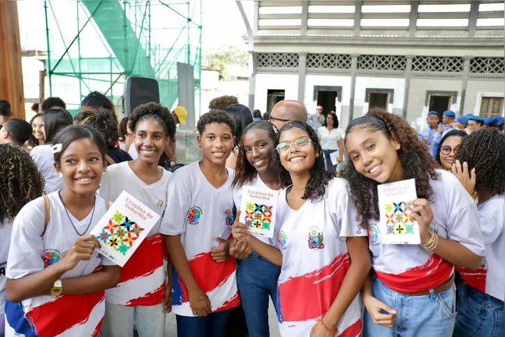 Estudantes da rede pública estadual exibem o livro “Ensabas do Subúrbio: Coletânea de Plantas”