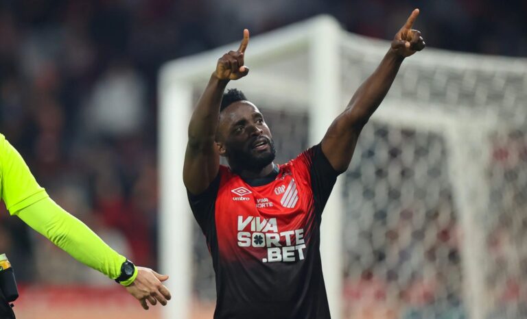 Atacante que brilhou no Bahia é destaque no próximo rival do Tricolor