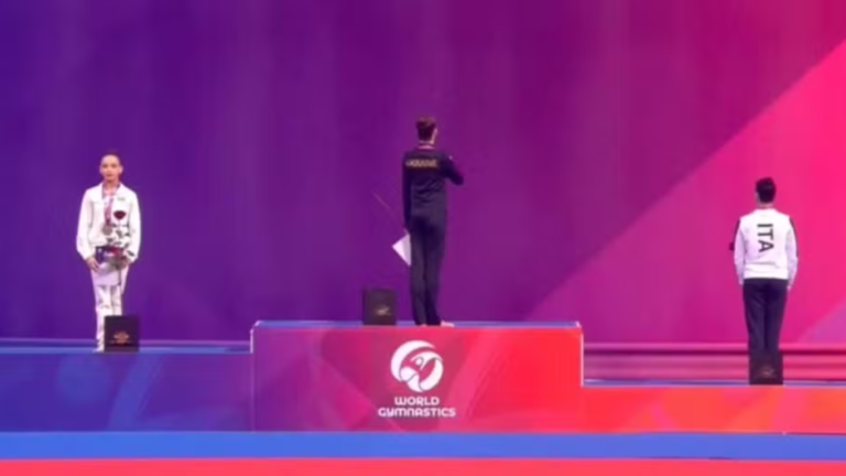 Atleta da Rússia fica de costas durante execução do hino da Ucrânia