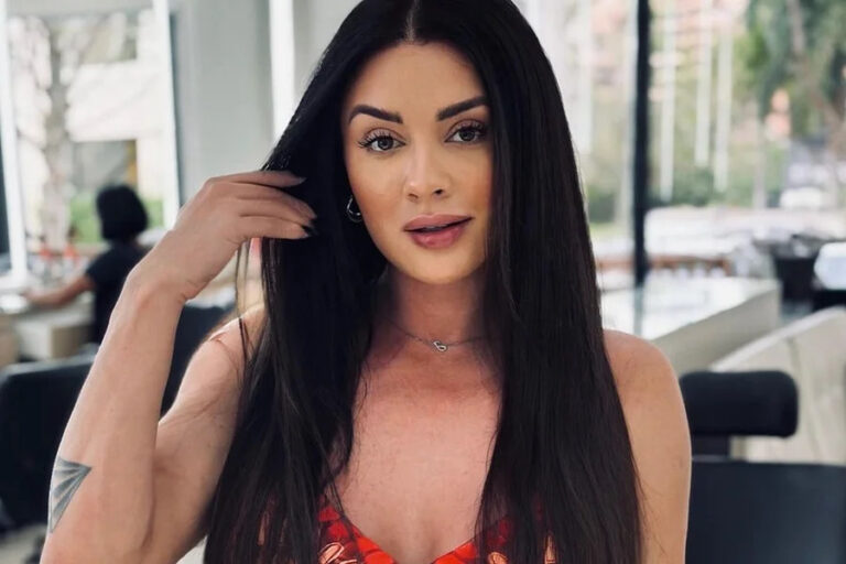 Ex-panicat revela mansão milionária com elevador e salão de beleza