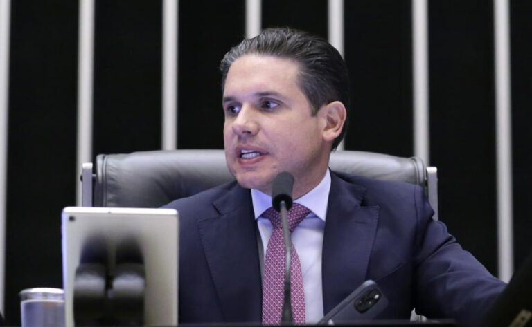 Fim da escala de trabalho 6×1 deve ser votada em maio na Câmara