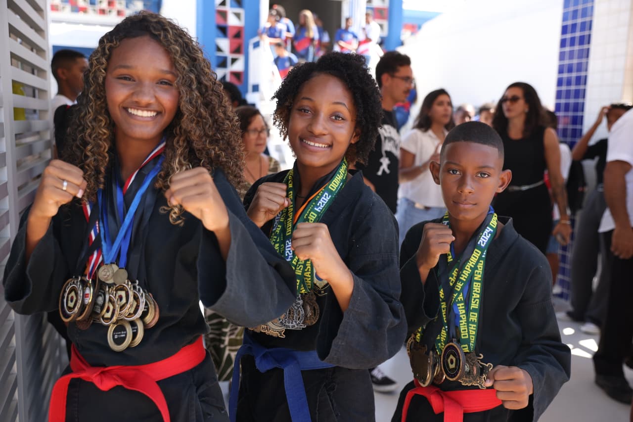 Governo da Bahia investe R$ 20 milhões e entrega dois colégios em Salvador