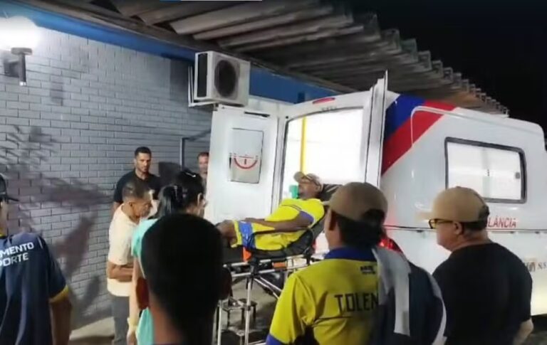 Jogador de futebol é picado por cobra após descer de ônibus