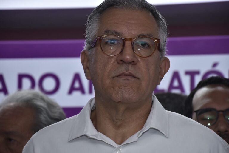 Padilha detona Flávio Bolsonaro após polêmica das terras raras: “Entregador do Brasil”