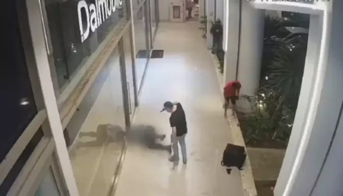 Dono de carro de luxo mata vigilante de shopping após