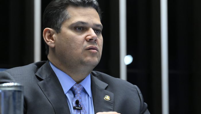 Alcolumbre recua e adia sabatina de Messias no Senado