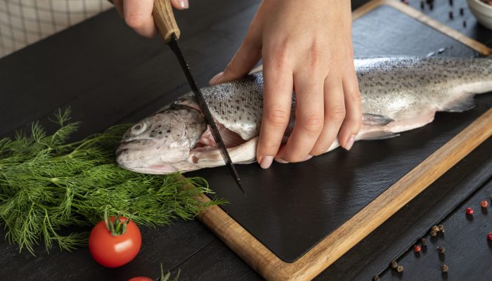 descubra o truque que limpa peixe em segundos