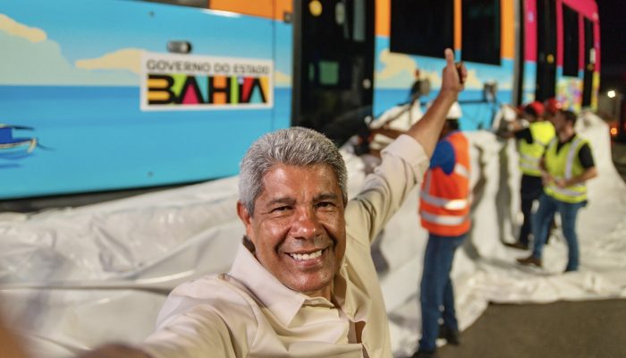 Jerônimo provoca oposição e exibe trens do VLT: “Olha aqui