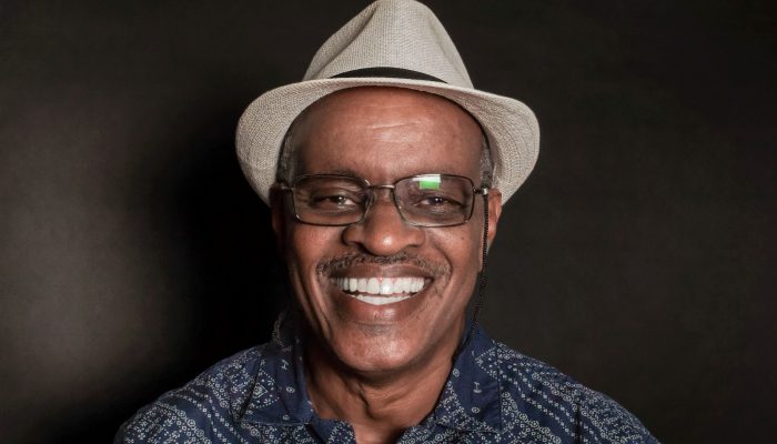 Zulu Araújo lança novo livro e revisita 50 anos de