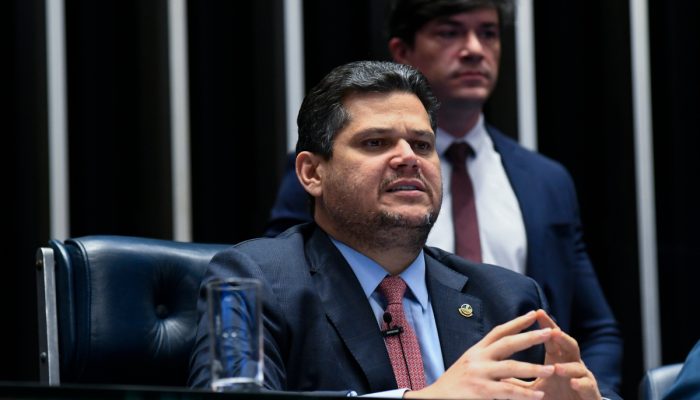 Alcolumbre diz que decisão de Gilmar usurpa prerrogativa do Senado