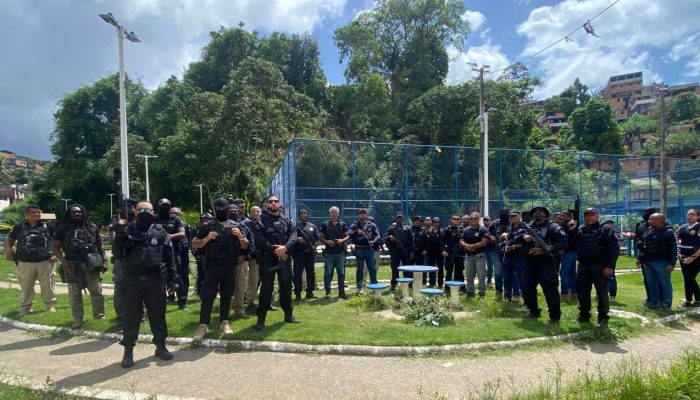 Polícia ocupa bairro de Salvador e reforça combate em áreas