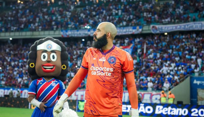 Danilo se emociona em jogo de despedida na Fonte Nova