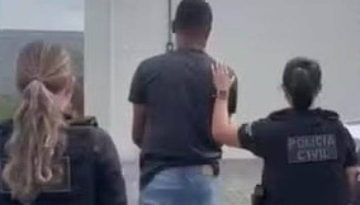 Homem é preso após ameaçar tia e guardar armas em