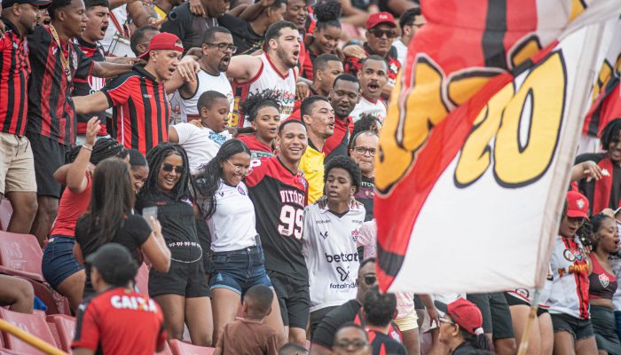 Vitória abre treino na véspera de jogo decisivo pela permanência
