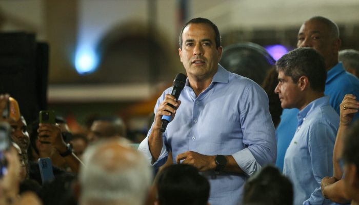 Bruno vai buscar unir oposição após anúncio de Flávio Bolsonaro