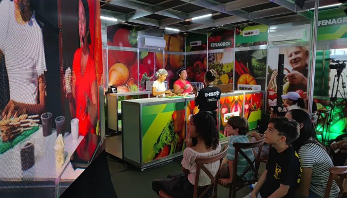 Mãe e filha conquistam criançada com oficina de pirulitos de