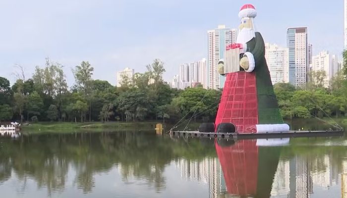 Maior Papai Noel do mundo pesa 15 toneladas e é