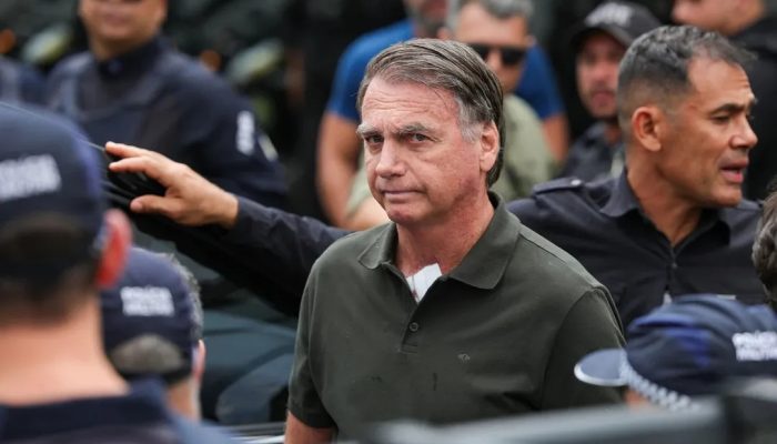 Imagens do ator que interpreta Bolsonaro em filme são reveladas;