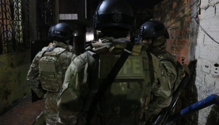 Homem rende família e faz crianças e adolescente reféns dentro